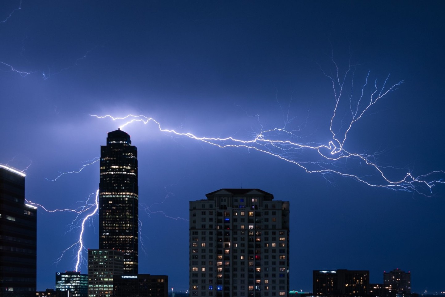 Ein Blitz am Himmel über Houston. Bei heftigen Unwettern sind im Norden des US-Bundesstaates Texas mehrere Menschen ums Leben gekommen.