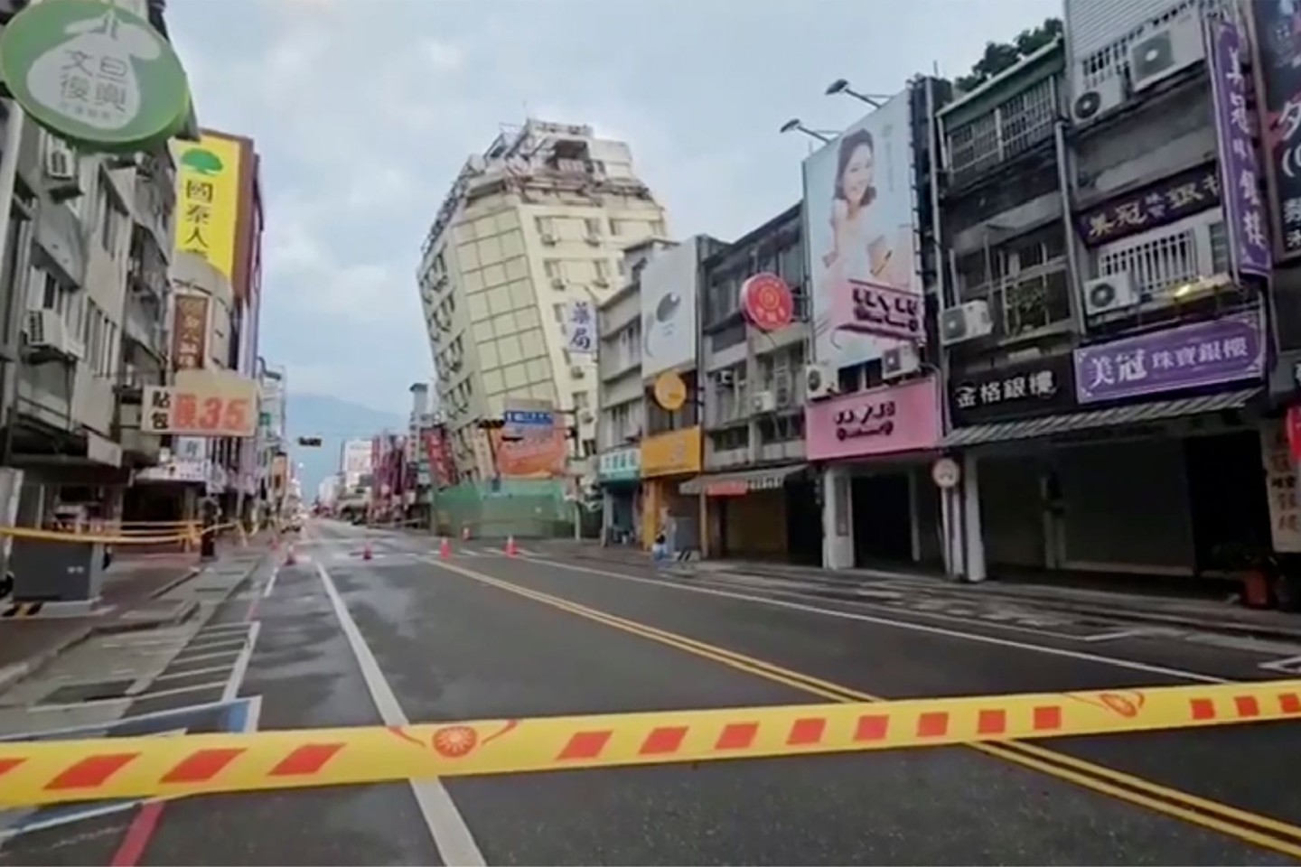 Straßen in Hualien sind abgesperrt, nachdem der Osten von Taiwan von einer Reihe von Erdbeben erschüttert wurde.