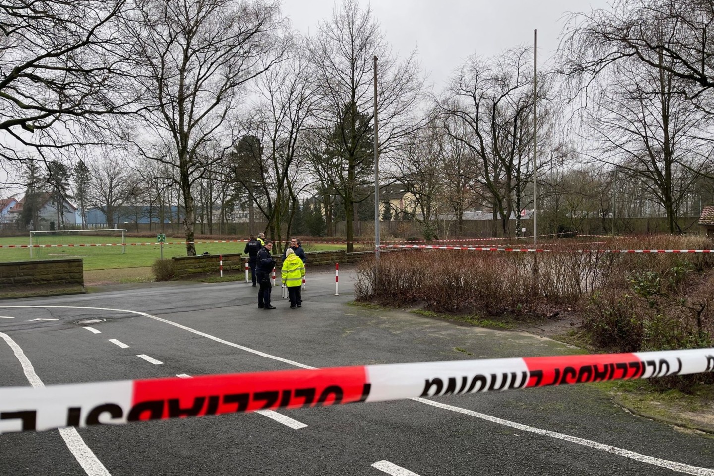 Polizeiabsperrung am Fundort eines Neugeborenen unweit eines Schulgeländes in Bielefeld.