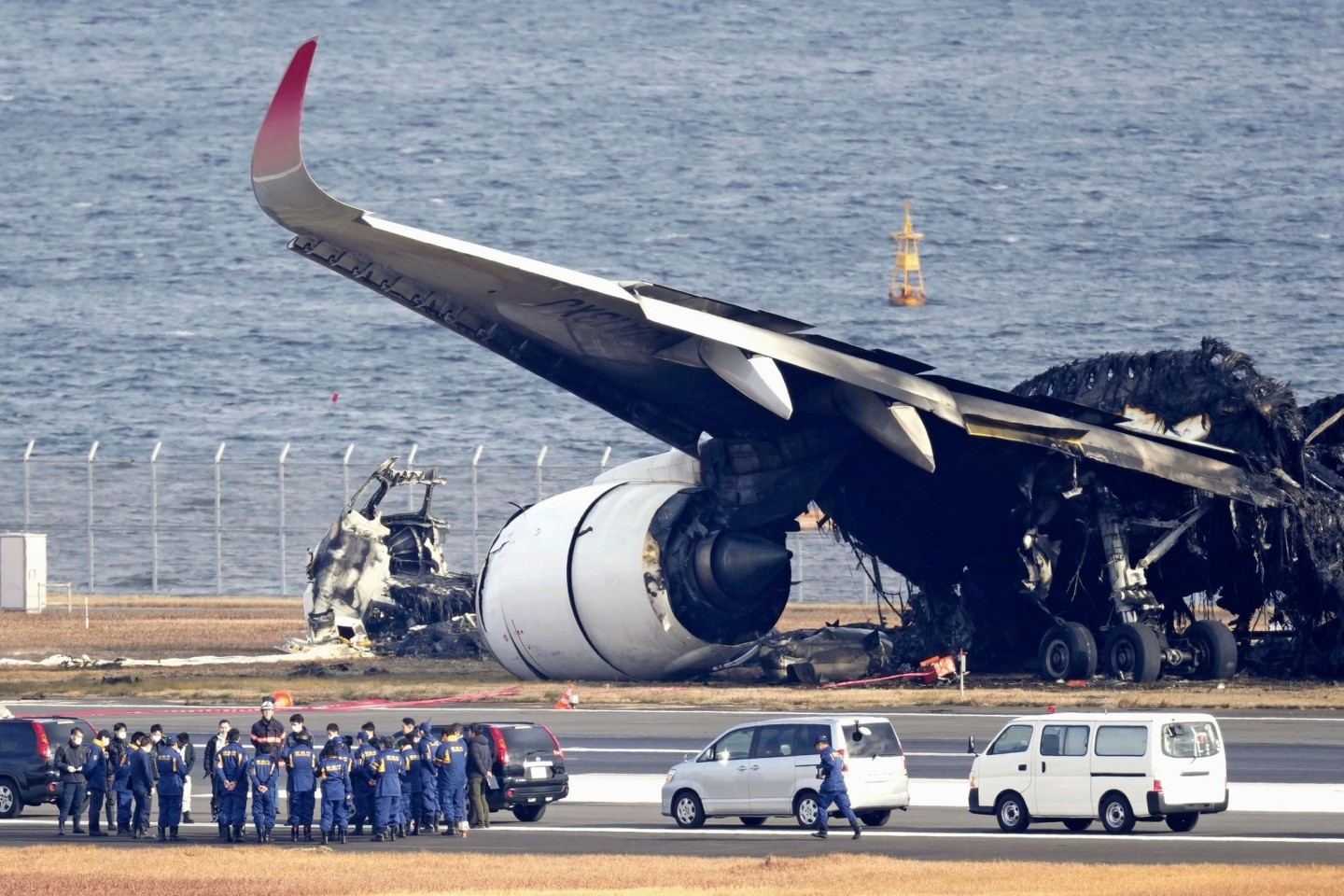 Die Bilder gingen um die Welt: Wie durch ein Wunder überlebten fast 400 Menschen an Bord eines Passagierflugzeugs in Japan ein Flammeninferno nach einer Kollision.