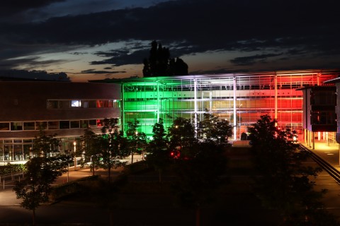 Kreishaus Gütersloh in Landesfarben illuminiert