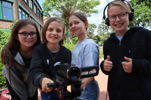 Grundschüler mit Kamera und Mikrofon unterwegs