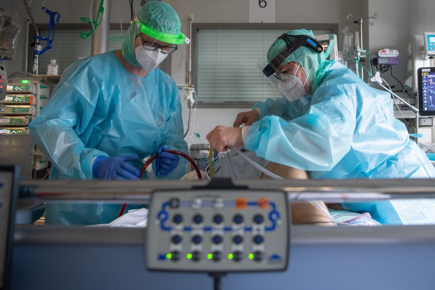 Intensiv-Pflegekräfte versorgen einen schwer an Corona erkrankten Patienten auf der Intensivstation des Klinikums in Fulda.