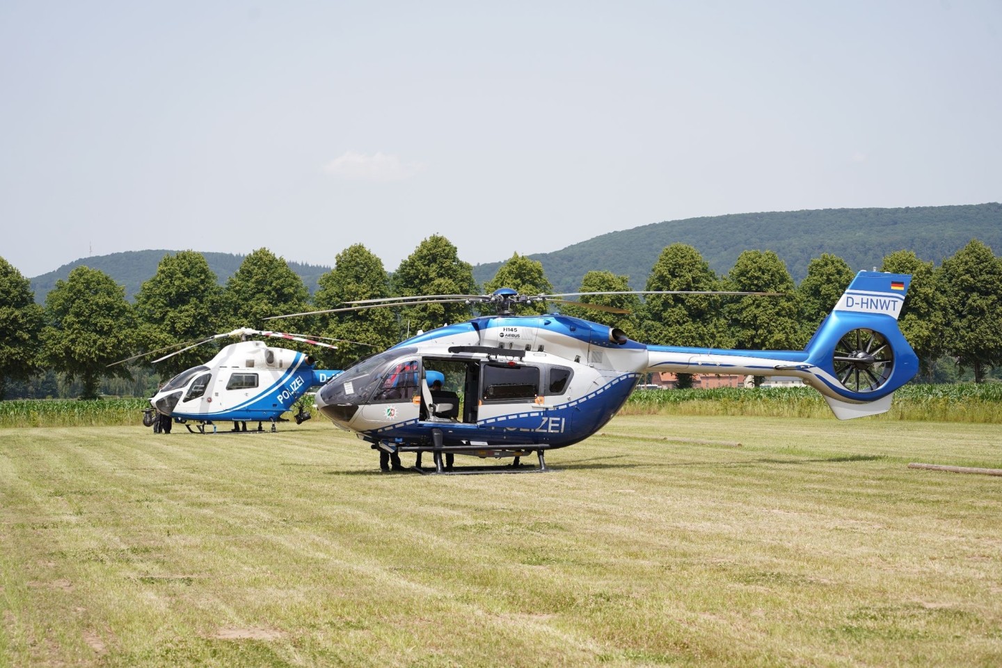 Nach einem Tötungsdelikt in NRW suchte die Polizei seit Samstagvormittag im angrenzenden Rinteln (Kreis Schaumburg) mit einem Großaufgebot, darunter zwei Hubschrauber.