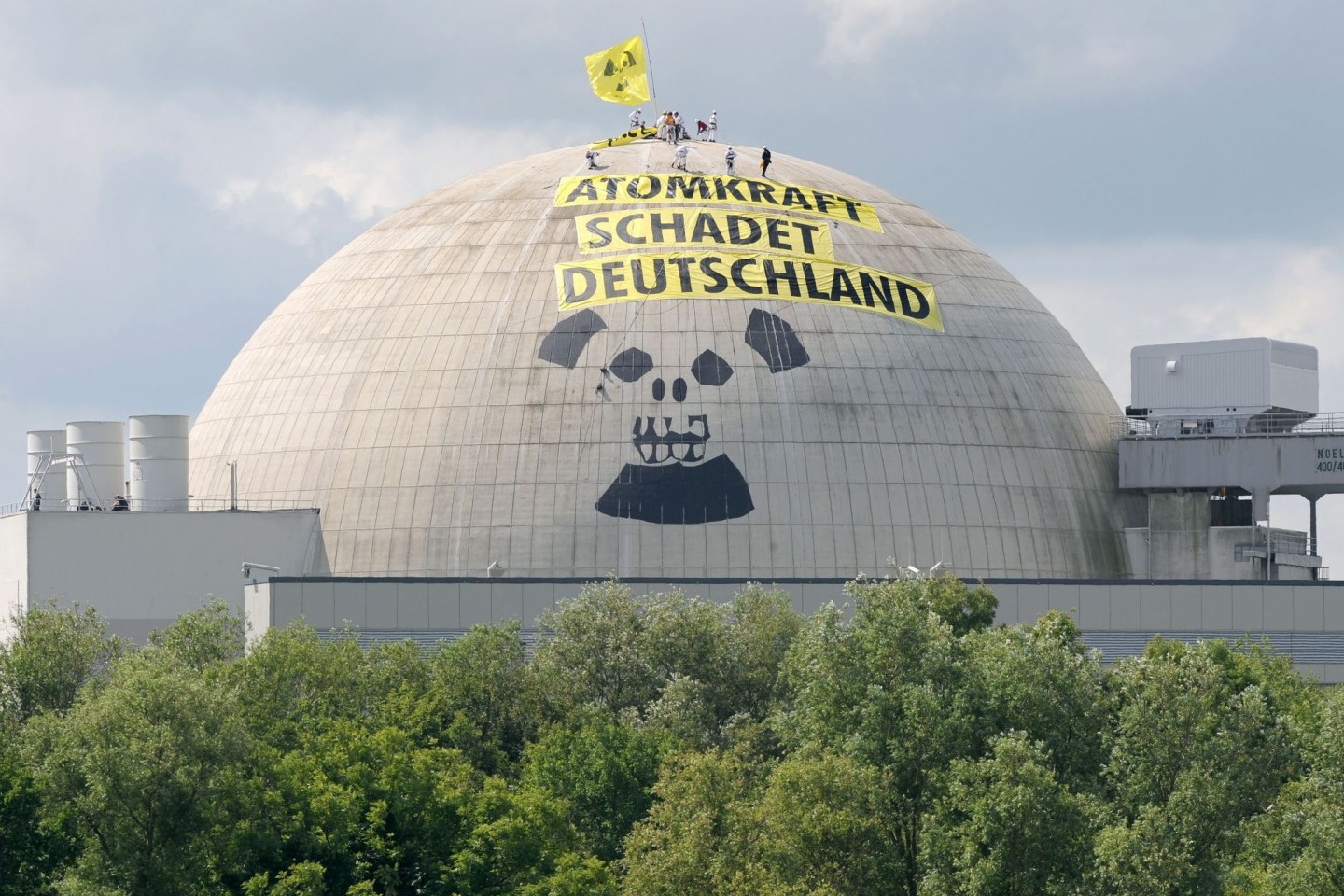 Zwanzig Aktivisten der internationalen Umweltschutzorganisation Greenpeace befinden sich auf der Kuppel des Reaktorgebäudes des Atomkraftwerkes Unterweser in der Wesermarsch.