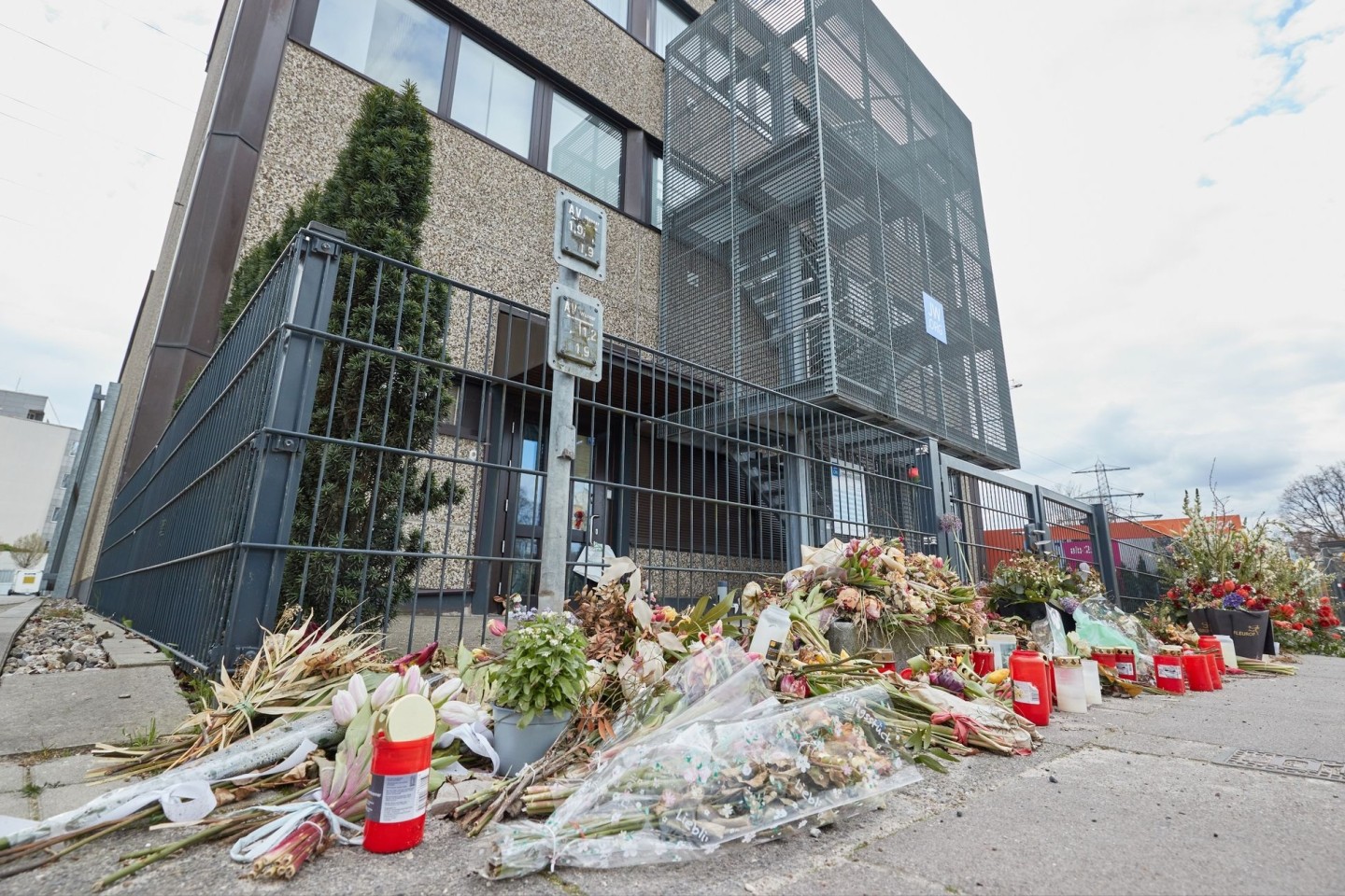 Blumen liegen vor dem Gemeindehaus der Zeugen Jehovas in Hamburg.