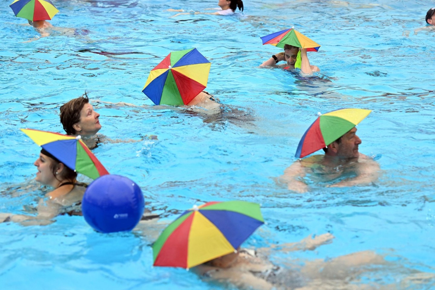 Schwimmen mit Regenschirm: Das Sonnenbad in Karlsruhe meldet sich aus der Winterpause zurück.