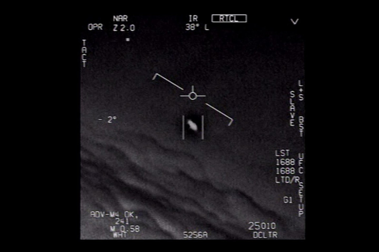Dieses vom US-Verteidigungsministerium veröffentlichte Standbild eines Videos zeigt ein Unidentifiziertes Flugobjekt, das von Piloten der US-Marine gesichtet wurde.