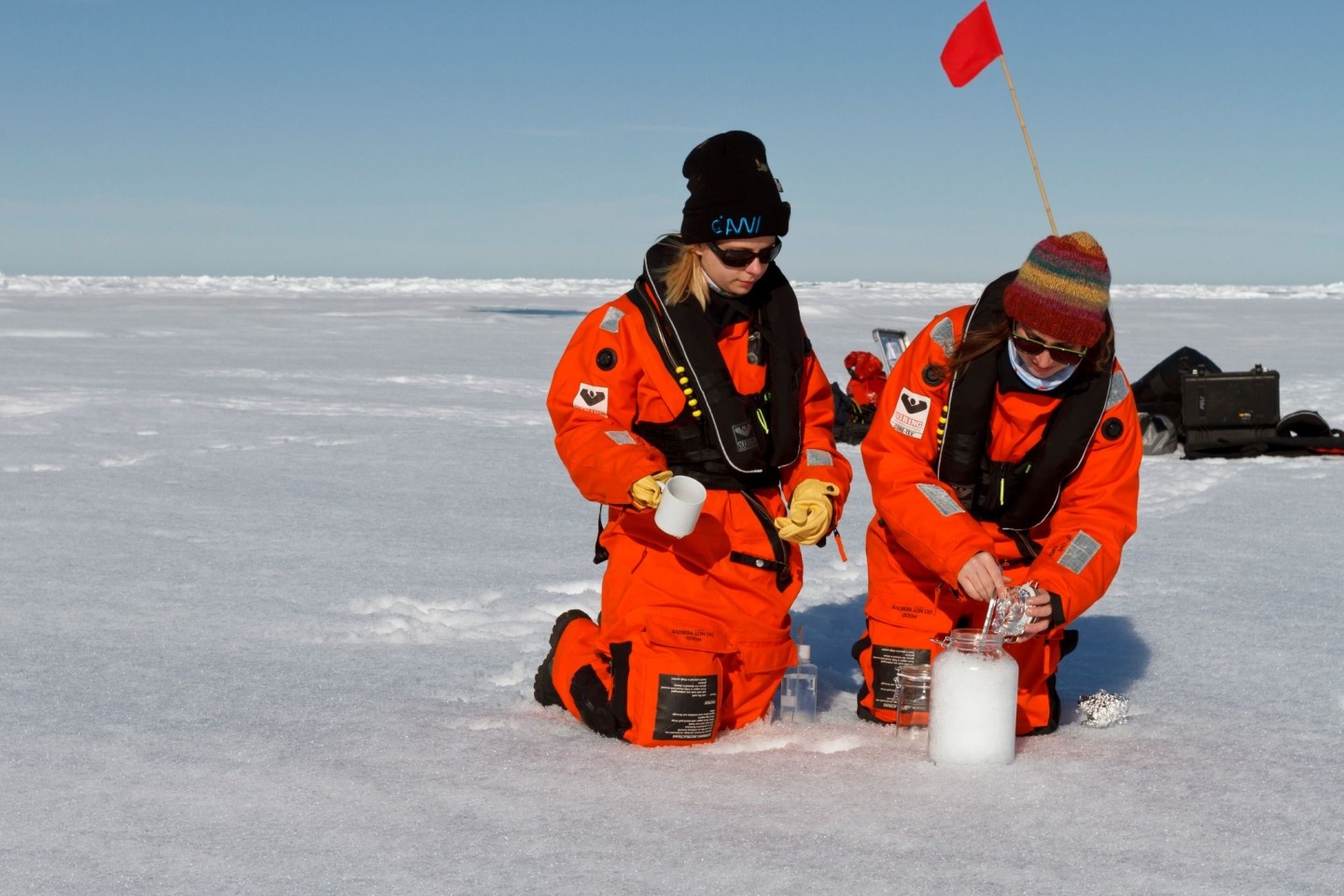 Wissenschaftler des Alfred-Wegener-Instituts nehmen Schneeproben auf dem Meereis. Selbst in der Arktis enthält der Schnee Mikroplastik.
