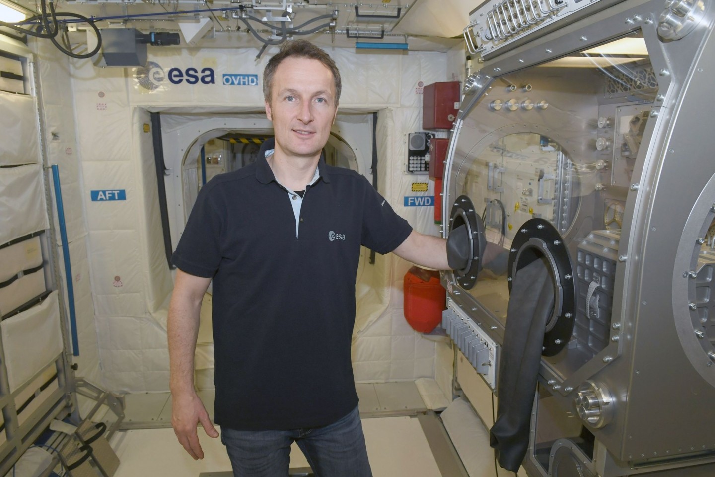Astronaut Matthias Maurer steht in einem Trainingsmodul im Europäischen Astronautenzentrum in Köln.