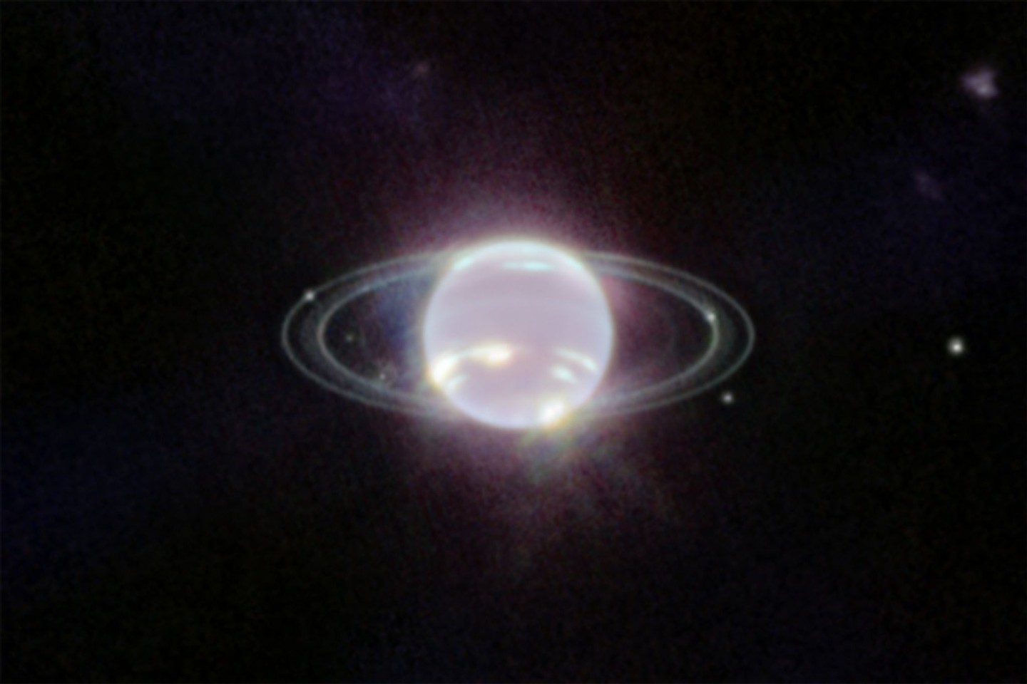 Der Planet Neptun schwebt im Zentrum einiger Ringe. Die Ringe wurden durch den Einsatz der Nahinfrarotkamera (NIRCam) zum ersten Mal seit mehr als drei Jahrzehnten in vollem Fokus sichtbnar...