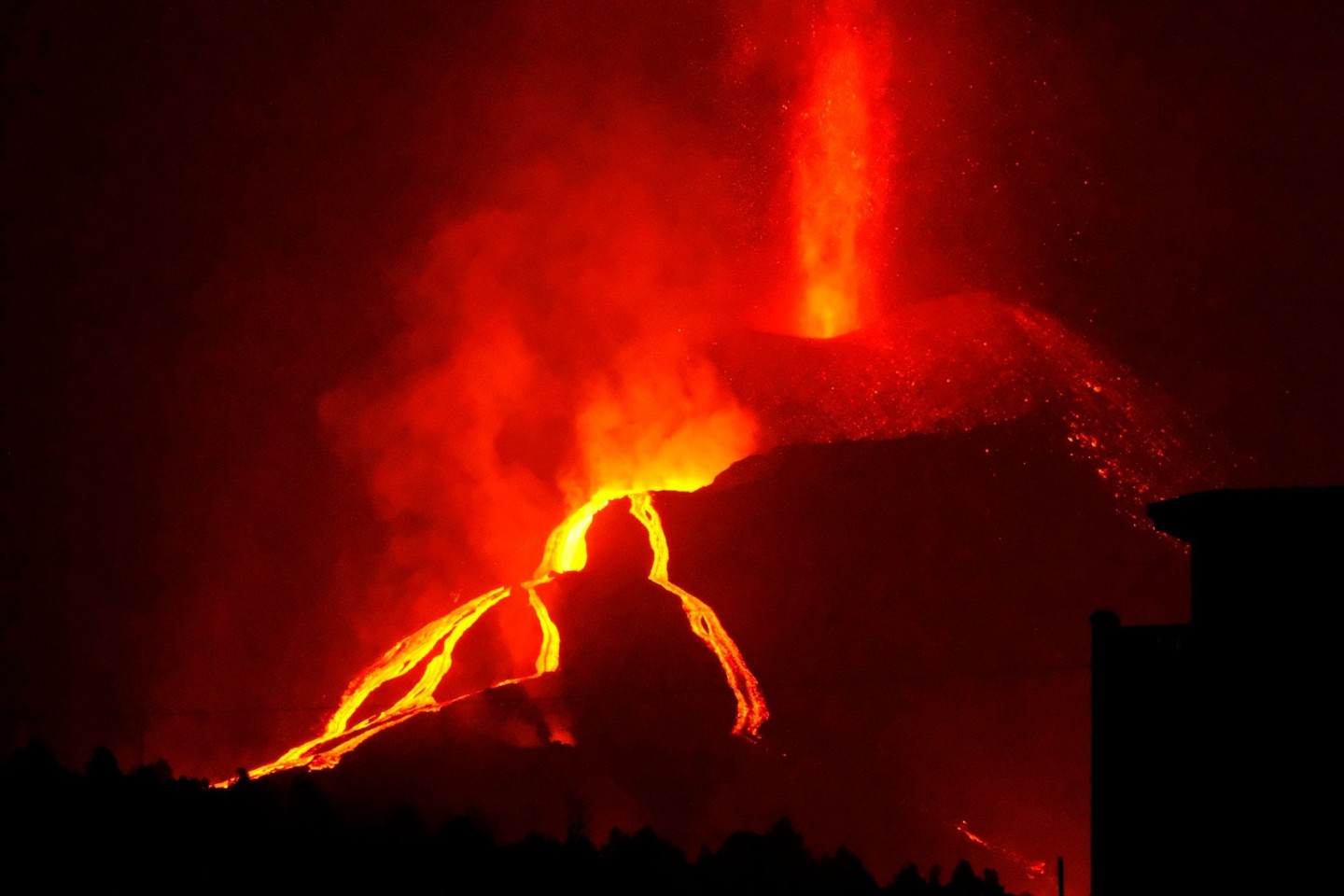 Lava fließt aus dem Vulkan Cumbre Vieja beim Ausbruch auf La Palma - nun erreicht Deutschland eine Vulkanwolke.