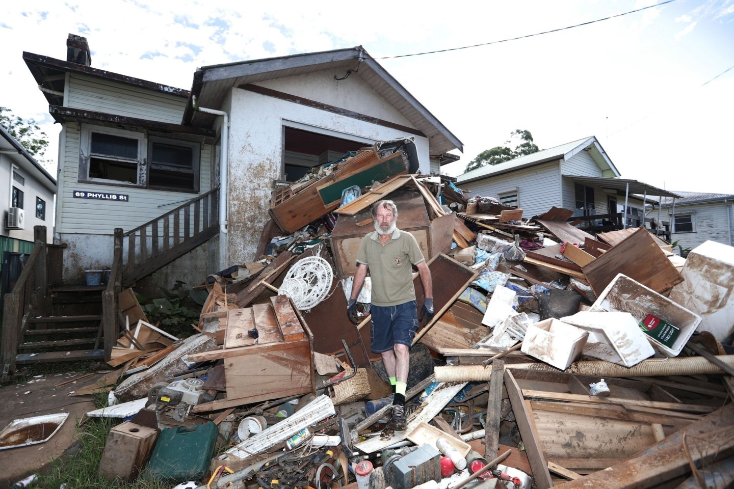 Ein Mann vor den Trümmern seines Hauses in Lismore.