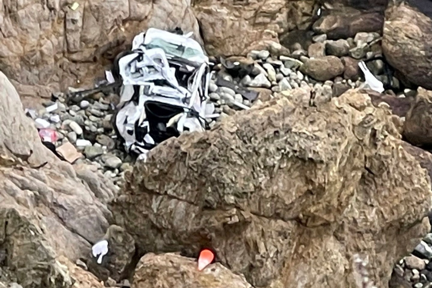Das völlig zerstörte Auto, das am Pacific Coast Highway von einer Klippe etwa 75 Meter in die Tiefe stürzte.