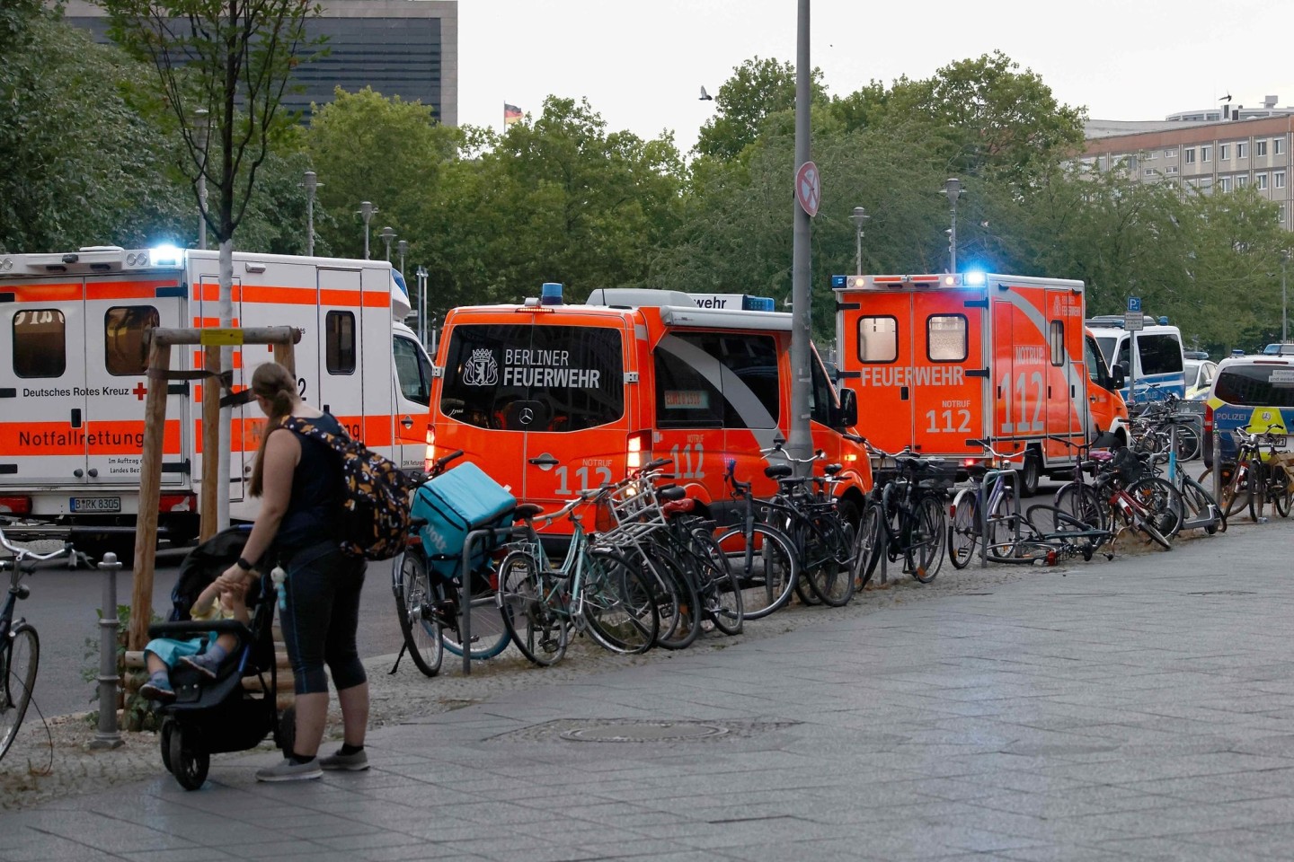 Einsatzfahrzeuge von Polizei und Feuerwehr vor dem Bahnhof Friedrichstrasse.