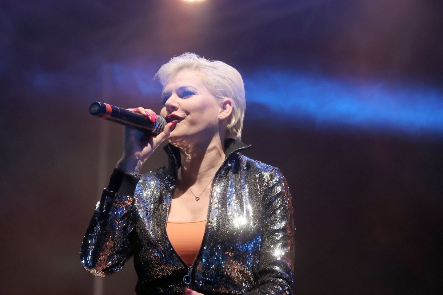 Schlagersängerin Melanie Müller singt auf der Bühne einer Autodisco in Thüringen.