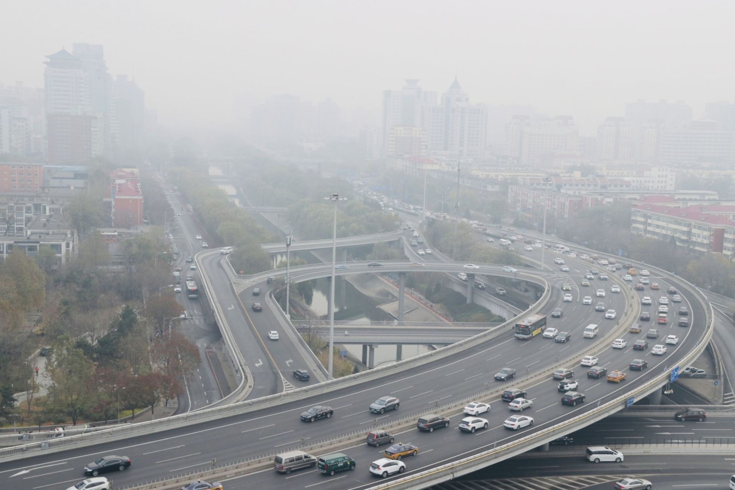 Starker Smog über Peking. Dass sich das Klima sich durch Menschenhand katastrophal verändert, steht fest. Nun geht es um die Folgen und welche Anpassungen für Mensch und Natur nötig sind...