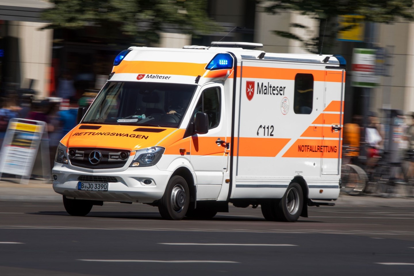 Ein Rettungswagen ist mit Blaulicht im Zentrum unterwegs. Krankenhäuser und weitere Einrichtungen im Berliner Gesundheitswesen sollen sich besser auf Hitzewellen vorbereiten können.