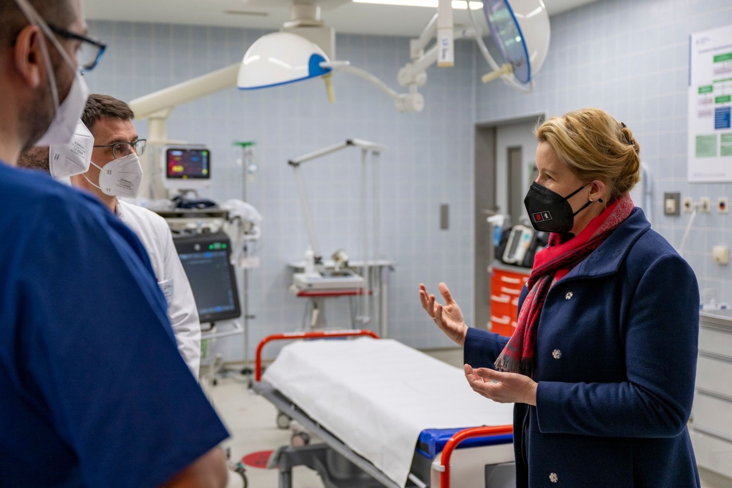 Berlins Regierende Bürgermeisterin Franziska Giffey (SPD, r) spricht mit Krankenhausmitarbeitern über die aktuelle Versorgungslage in Berlins Krankenhäusern.