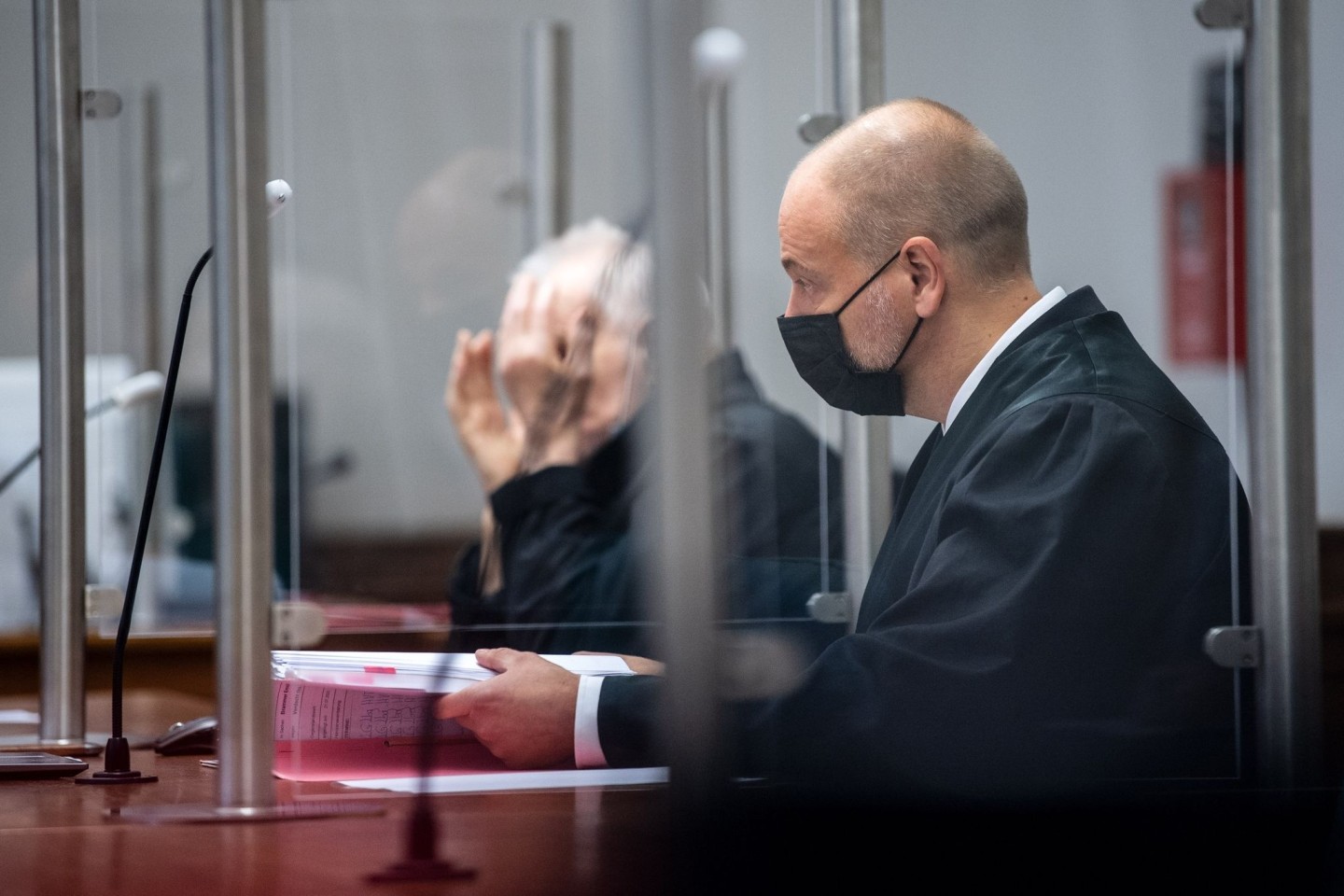 Der Angeklagte im Landgericht Lüneburg neben seinem Anwalt Thorsten Heß.