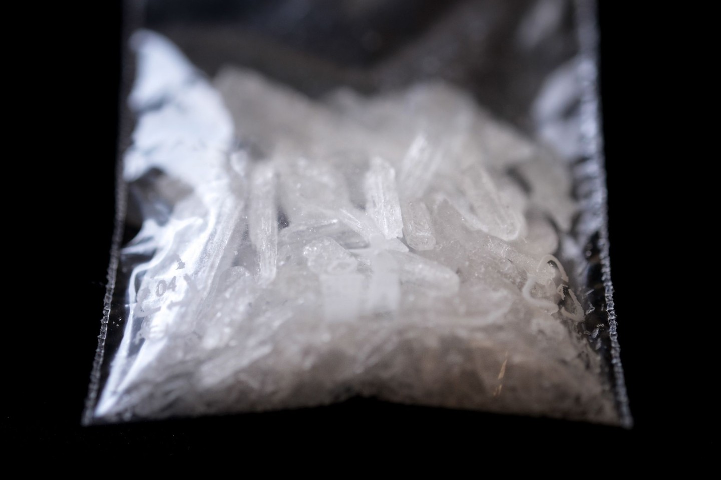 Das synthetisch hergestellte Crystal Meth bezeichnet eine Kristallform von Methamphetamin, was wiederum eine Abwandlung des Aufputschmittels Amphetamin ist.