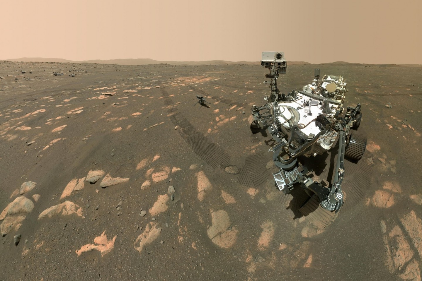 Dieses Handout der US-Raumfahrtbehörde Nasa zeigt den US-Rover «Perseverance» (r) neben dem Mini-Hubschrauber «Ingenuity» (M) auf dem Mars.