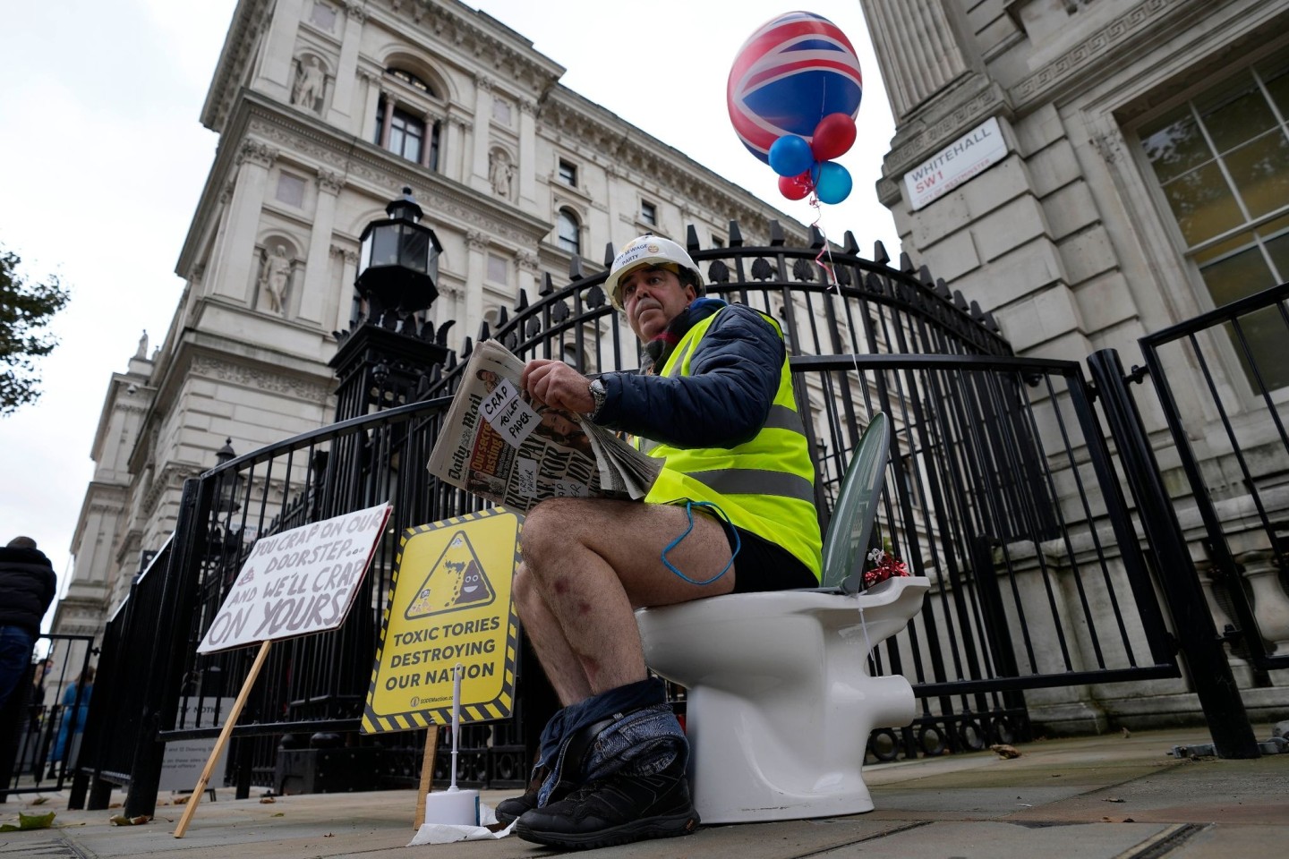 Steve Bray, einer der bekanntesten Brexit-Gegner aus Großbritannien, sitzt auf einer Toilette, die vor dem Cabinets Office in London steht. Er protestiert gegen die Ableitung von nicht voll...