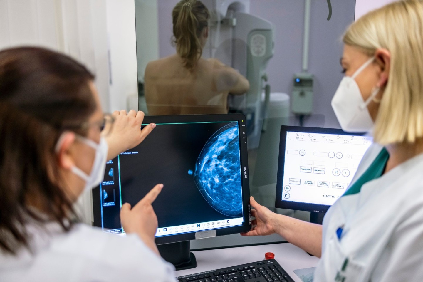 Untersuchung auf Brustkrebs bei einem Mammographie-Screening. Künftig sollen auch Frauen im Alter zwischen 70 und 75 Jahren alle zwei Jahre Anspruch auf eine Mammographie haben.