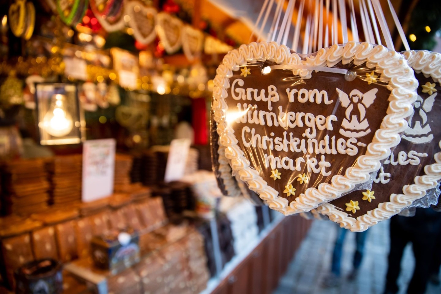 Lebkuchenherzen mit der Aufschrift «Gruß vom Nürnberger Christkindlesmarkt» hängen an einem Stand auf dem Nürnberger Christkindlesmarkt.