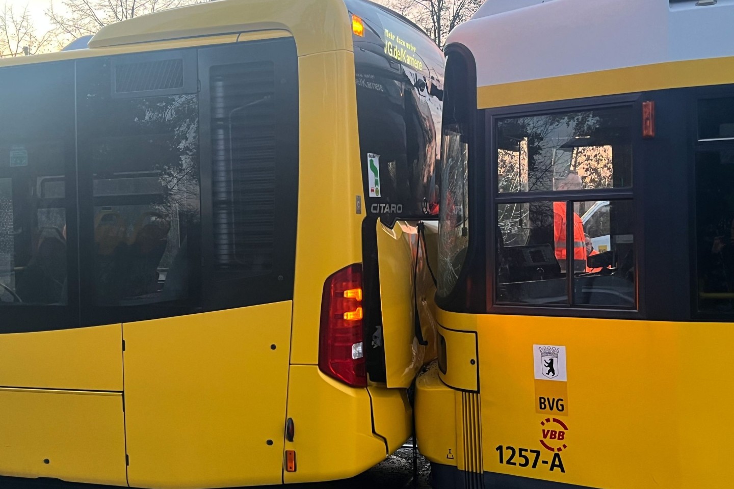 Kollision zwischen einem Bus und einer Straßenbahn in Berlin.