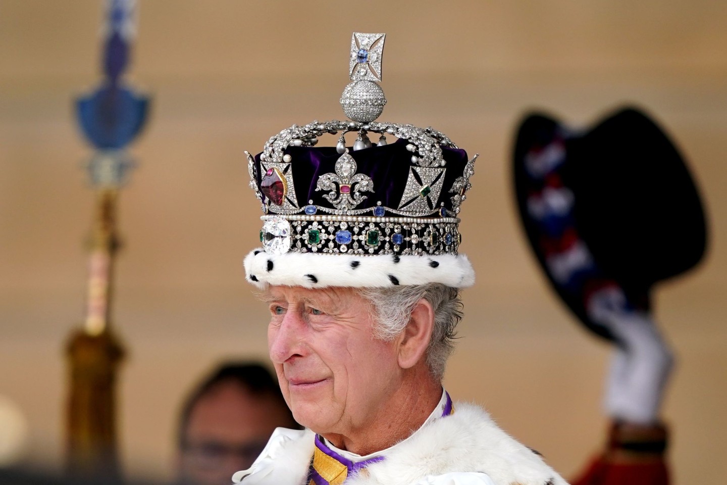 Die Krone sitzt: König Charles III. empfängt einen königlichen Salut von Mitgliedern des Militärs in den Gärten des Buckingham Place nach seiner Krönung.