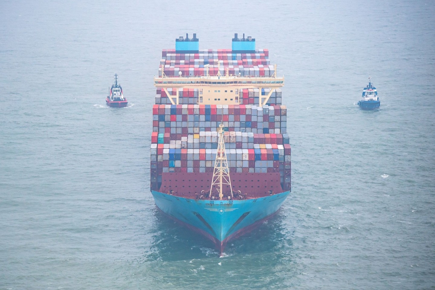 Die «Mumbai Maersk» liegt umringt von Schleppern in der Nordsee.
