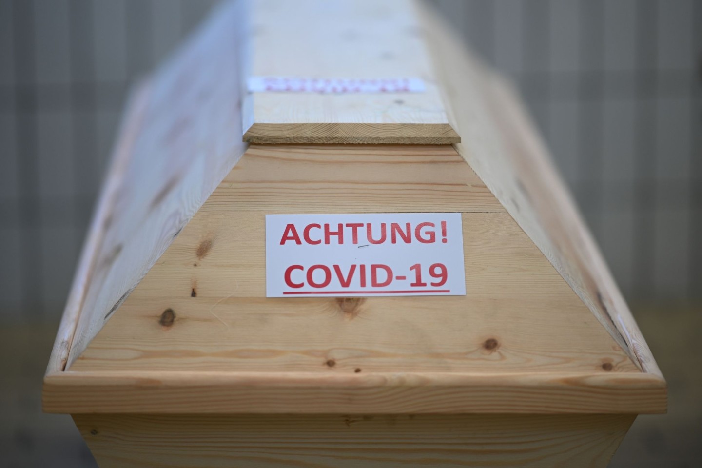 Ein Sarg mit der Aufschrift «Achtung! Covid-19»: Die Lebenserwartung in Deutschland ist seit Beginn der Corona-Pandemie deutlich gesunken.