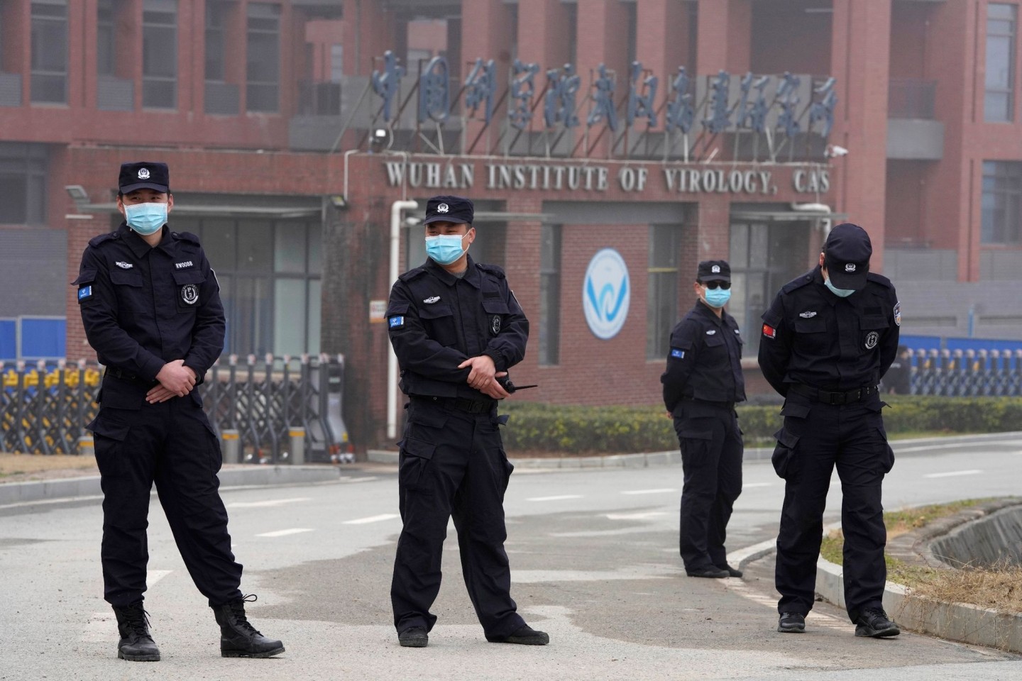 Sicherheitspersonen stehen vor dem Eingang des Wuhan Instituts für Virologie (WIV. (Archivbild)