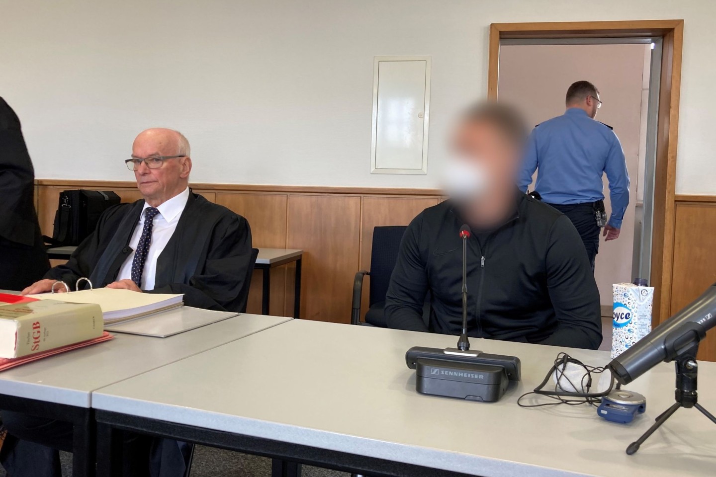 Der Angeklagte (r) neben seinem Verteidiger im Landgericht Saarbrücken.