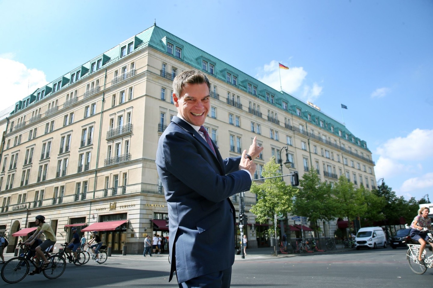 Hotel-Direktor Michael Sorgenfrey vor dem Luxushotel am Pariser Platz in Berlin.