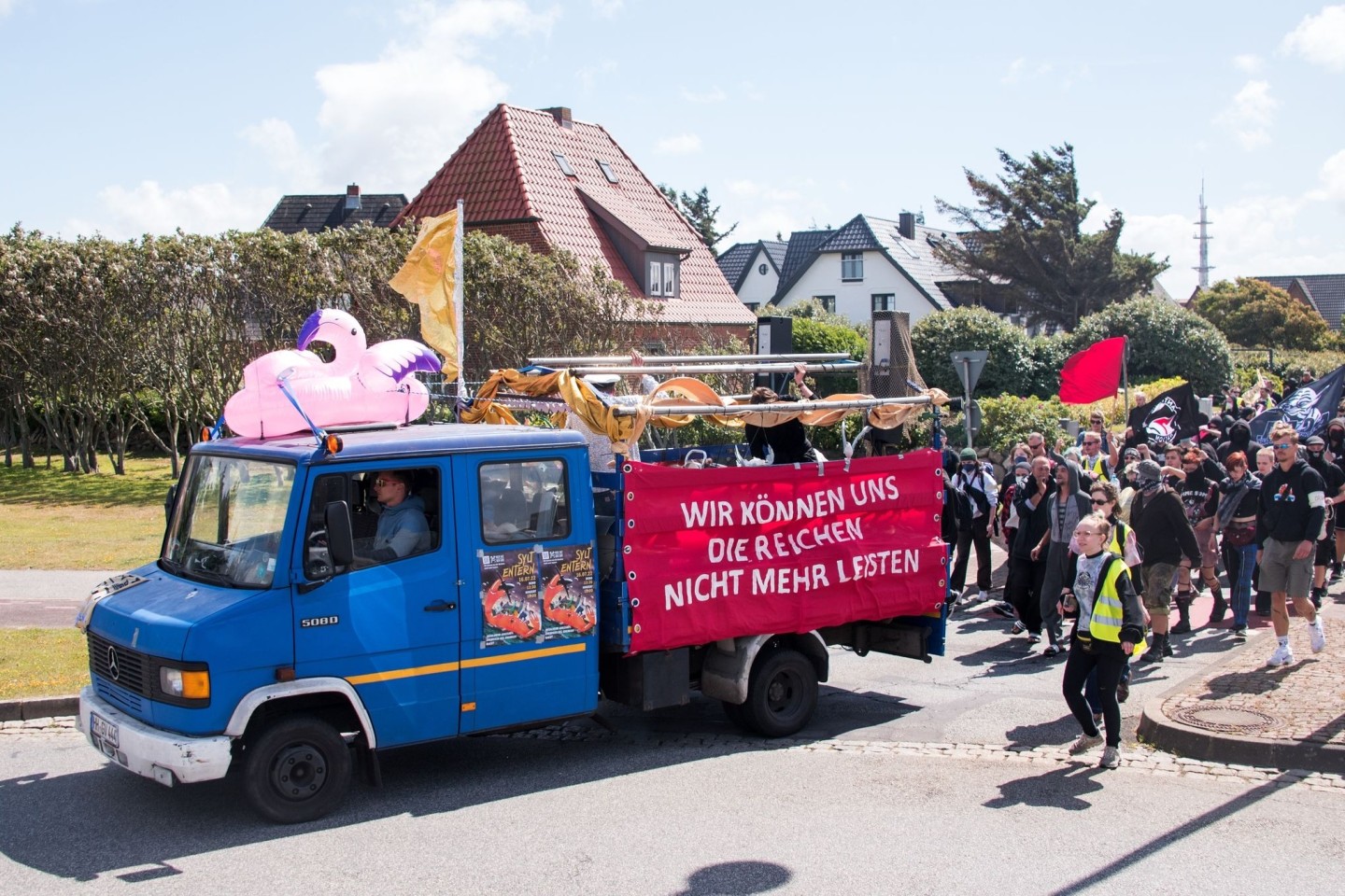 Durch Westerland mit einem Banner. Darauf steht: «Wir können uns die Reichen nicht mehr leisten.»