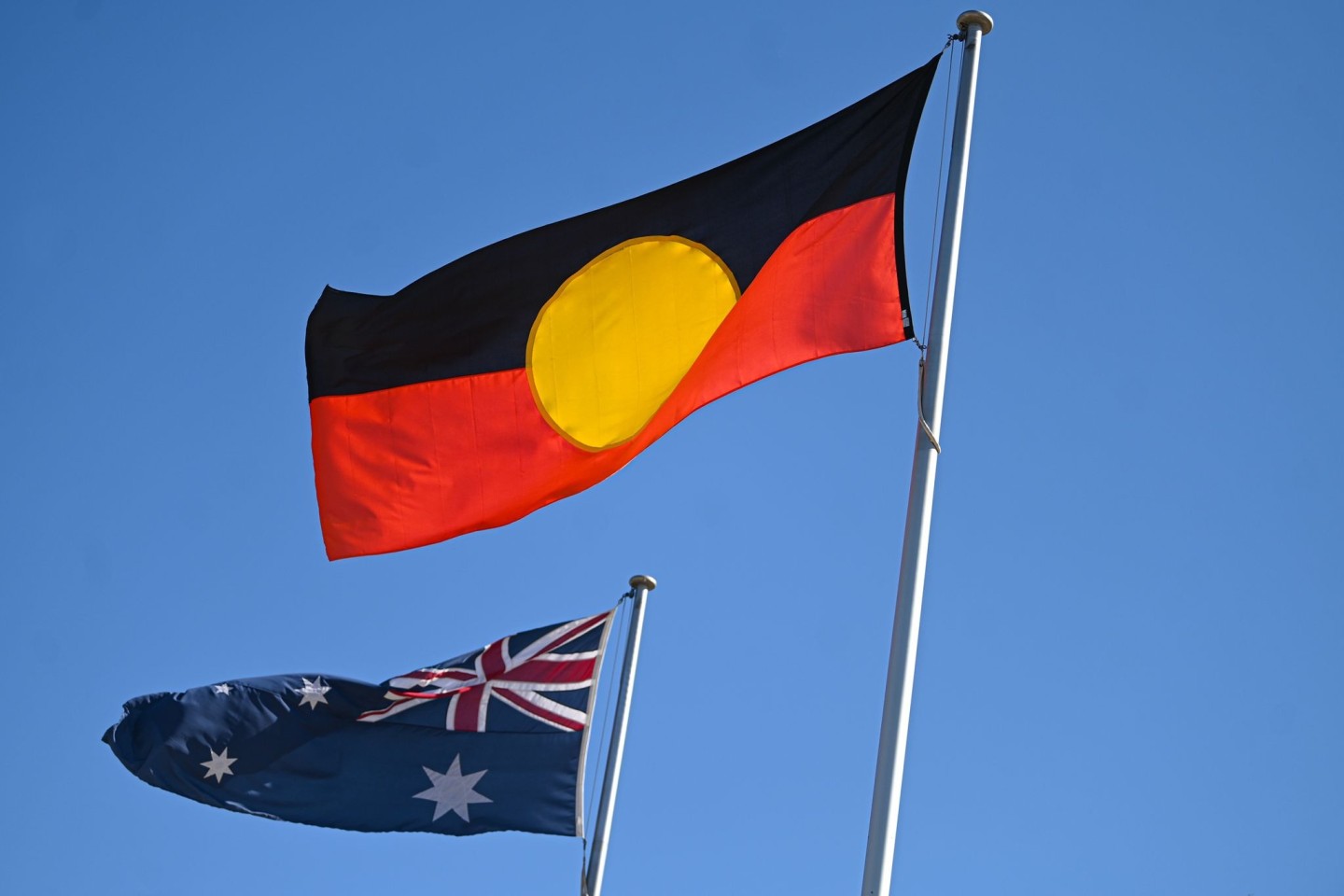 Die Flagge der Aborigines (r) ist neben der australischen Flagge zu sehen.