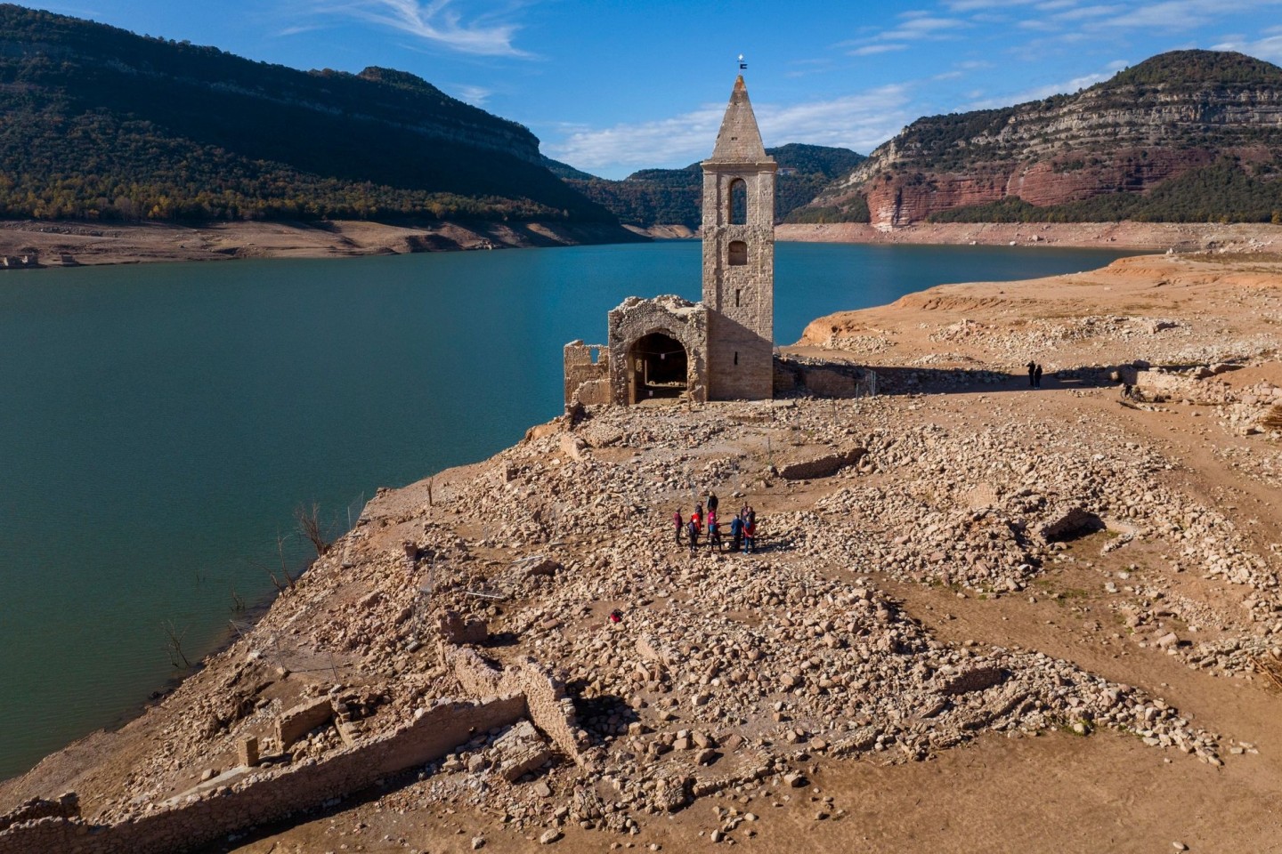 Eine Kirche und die Überreste eines alten Dorfes, die normalerweise vom Wasser bedeckt werden, sind am Stausee von Sau in Katalonien zu sehen.