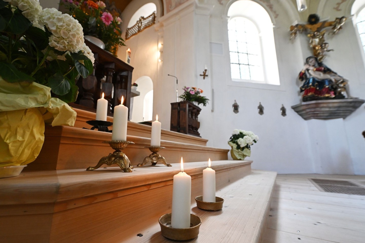 In der Wallfahrtskirche St. Anton in Garmisch-Partenkirchen stehen fünf Kerzen zum Gedenken an die Todesopfer.