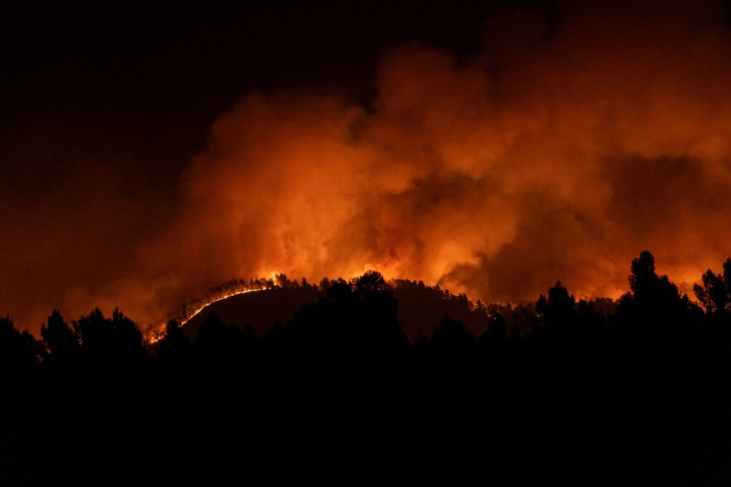 Die Flammen breiten sich in der Nähe des Dorfes Villanueva de Viver in Aragonien aus.