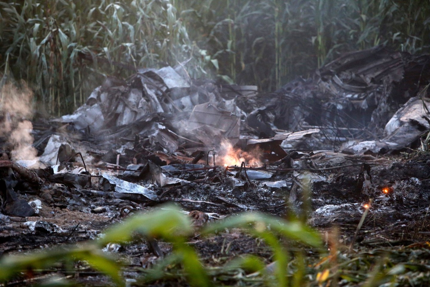 Die Trümmer des abgestürzten Antonow-Frachtflugzeugs.