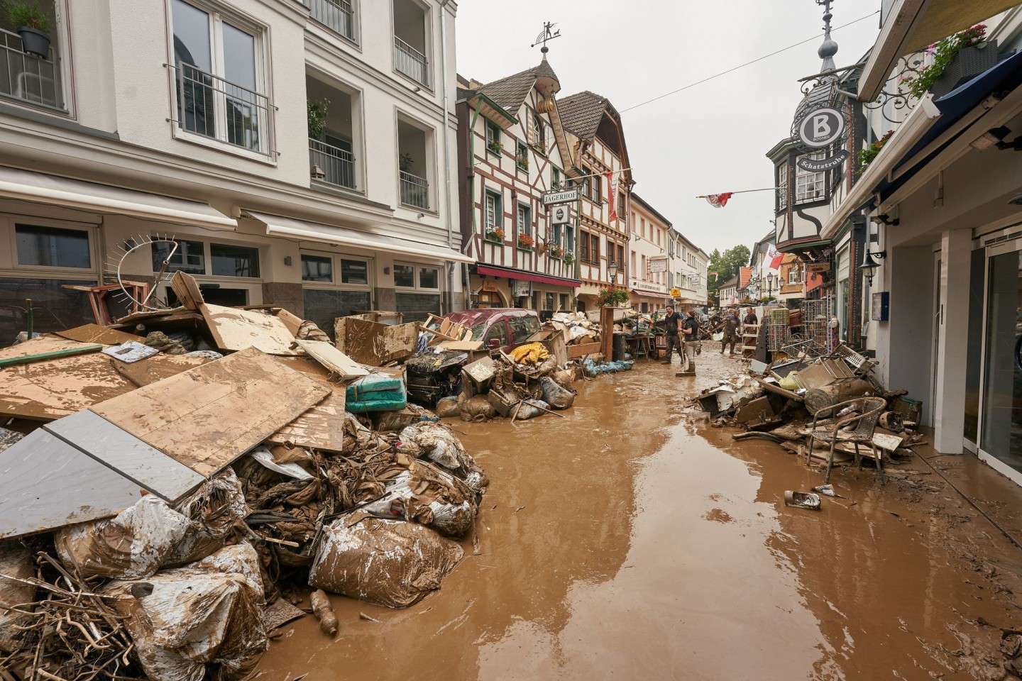 Eine Straße in Bad Neuenahr-Ahrweiler Mitte Juli nach der verheerenden Hochwassernacht.
