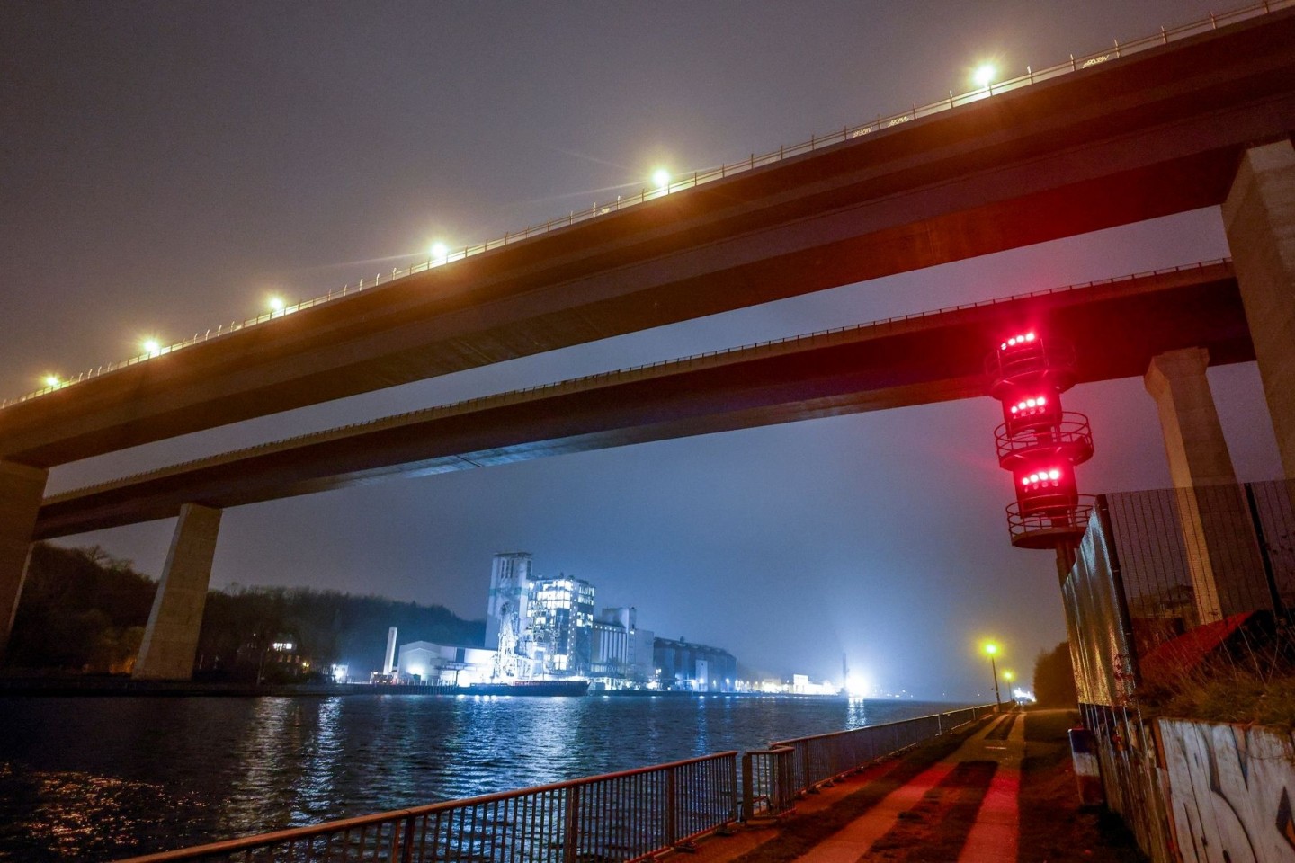 Mit roten Lichtzeichen ist die Hochbrücke in Kiel-Holtenau gesperrt. Ein Schiff war mit der Brücke kollidiert, woraufhin diese für den Schiffs- und Autoverkehr geperrt wurde.