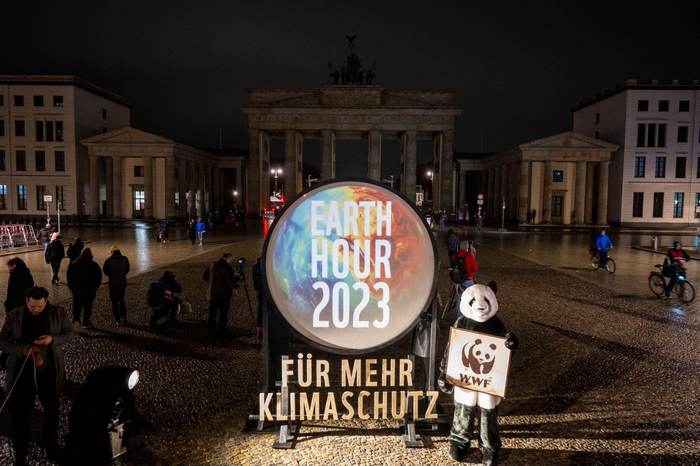 Die Beleuchtung vom Brandenburger Tor ist für die Aktion „Earth Hour“ ausgeschaltet.