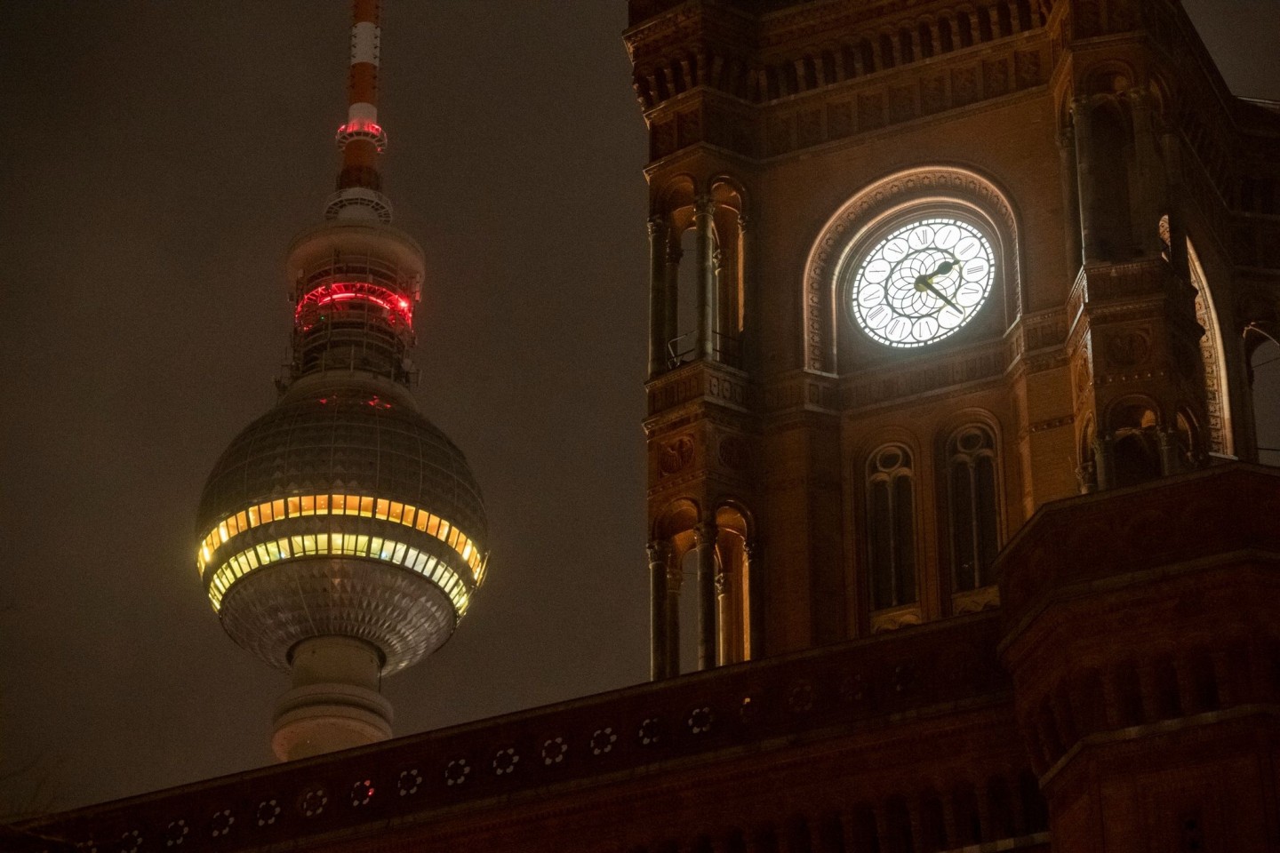 Die Uhr am Roten Rathaus in Berlin zeigt die Uhrzeit an. Zum Beginn der Sommerzeit wurden die Uhren in der Nacht um eine Stunde vorgestellt.