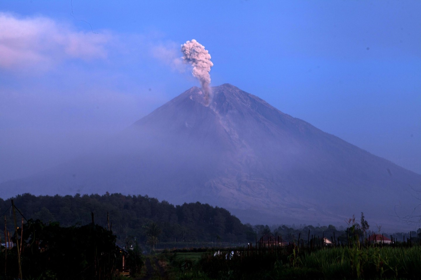Eine Rauchwolke steigt über dem Vulkan Semeru auf.