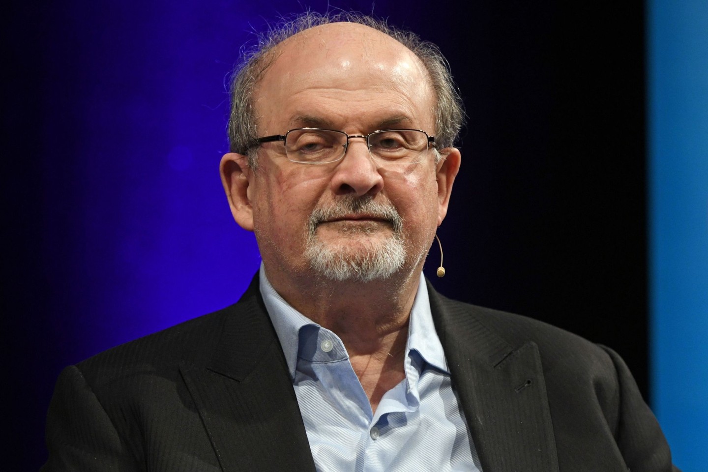 Salman Rushdie ist nicht mehr an ein Beatmungsgerät angeschlossen.