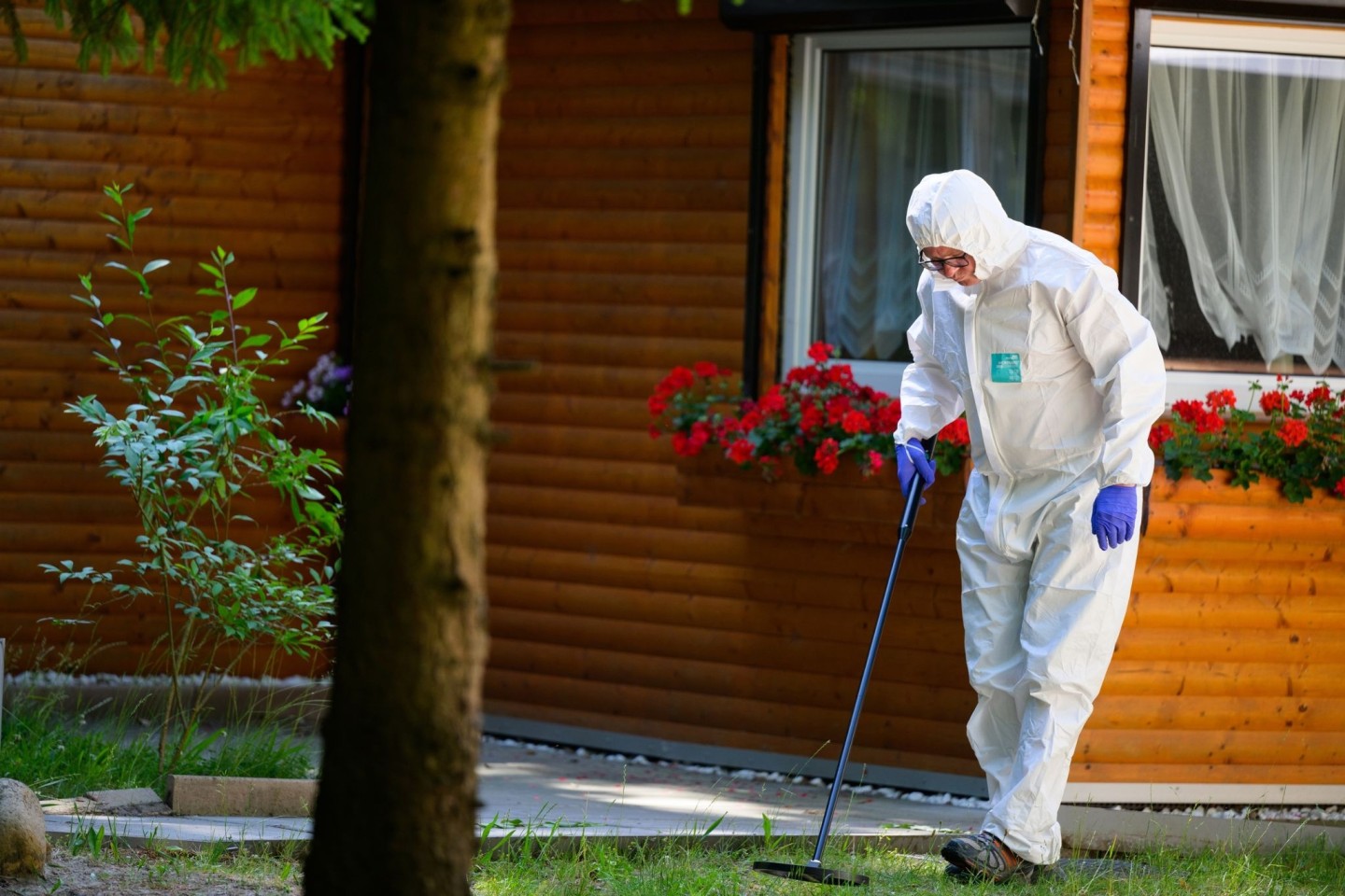 Ein Ermittler der Polizei am Tatort. Bei Bienenbüttel sind drei Tote gefunden worden.