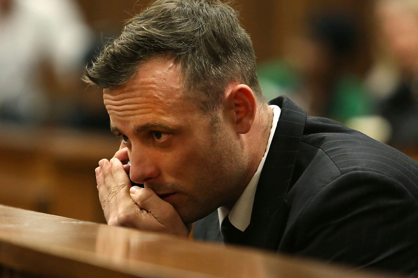 Oscar Pistorius spricht während einer Anhörung im Obersten Gerichtshof in Pretoria in sein Mobiltelefon (2016).